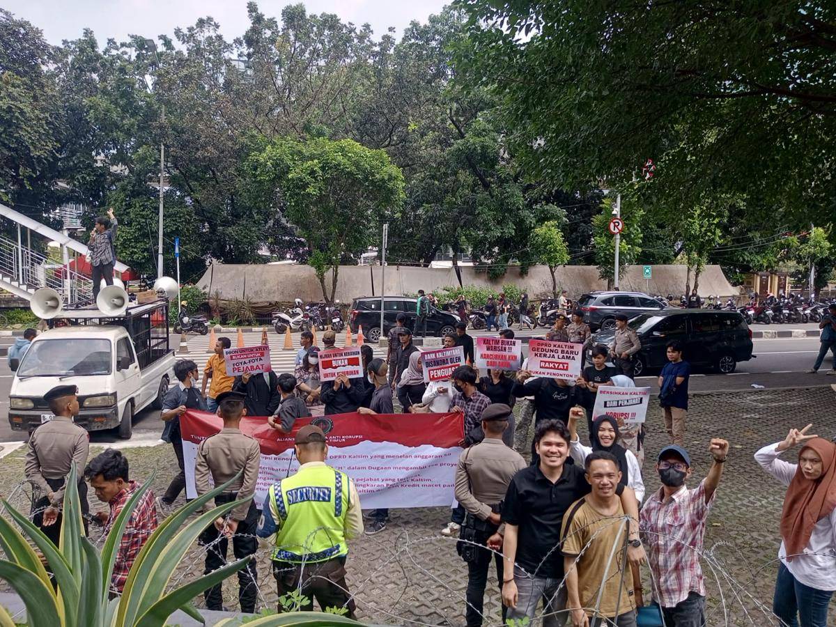Aliansi Mahasiswa Anti Korupsi Kalimantan Timur (AMAK Kaltim) menggelar aksi di KPK.