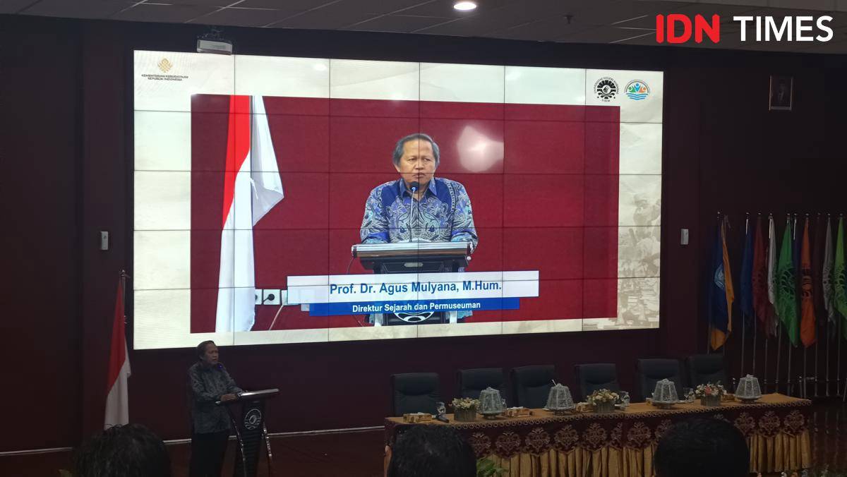 Direktur Sejarah dan Permuseuman, Prof Agus Mulyana, menyampaikan sambutan pembuka diskusi publik draf buku Sejarah Indonesia 2025 di Universitas Negeri Makassar, Senin (4/8/2025)
