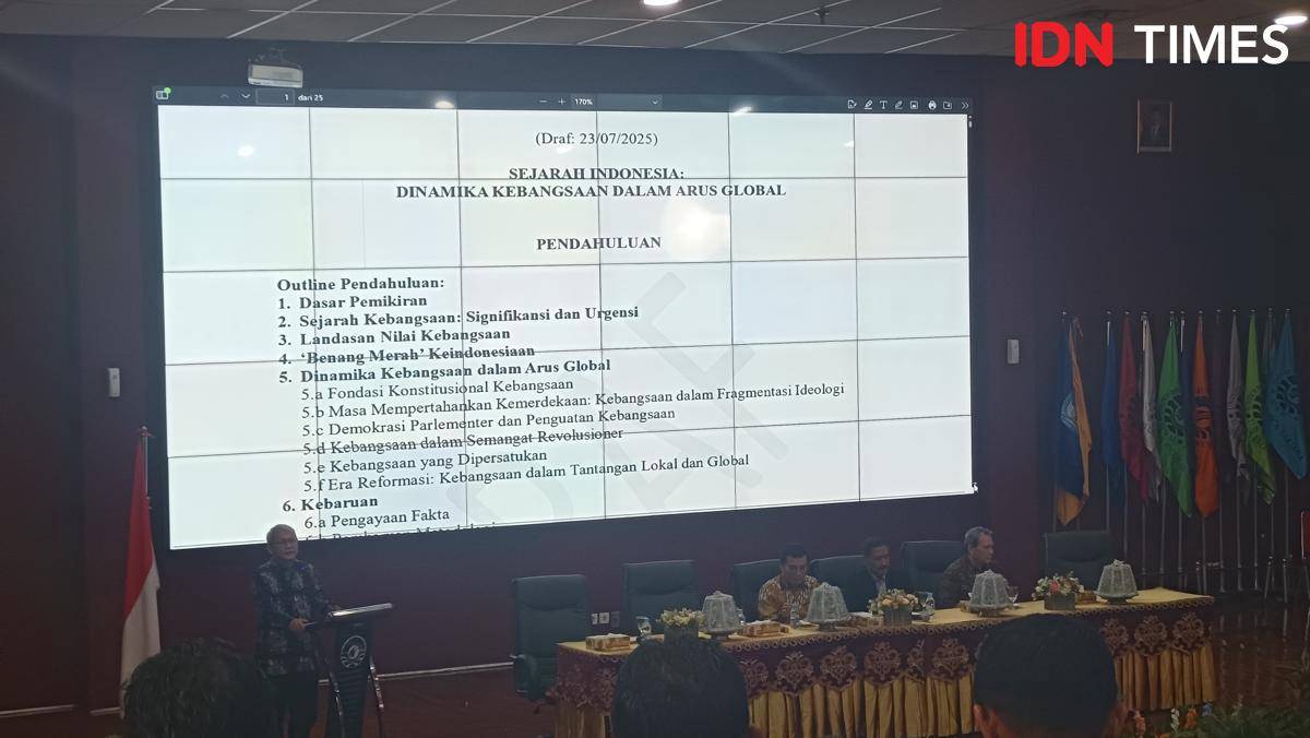 Salah satu editor memaparkan isi draf buku Sejarah Indonesia di hadapan peserta diskusi publik buku Sejarah Indonesia 2025 di Universitas Negeri Makassar, Senin (4/8/2025).