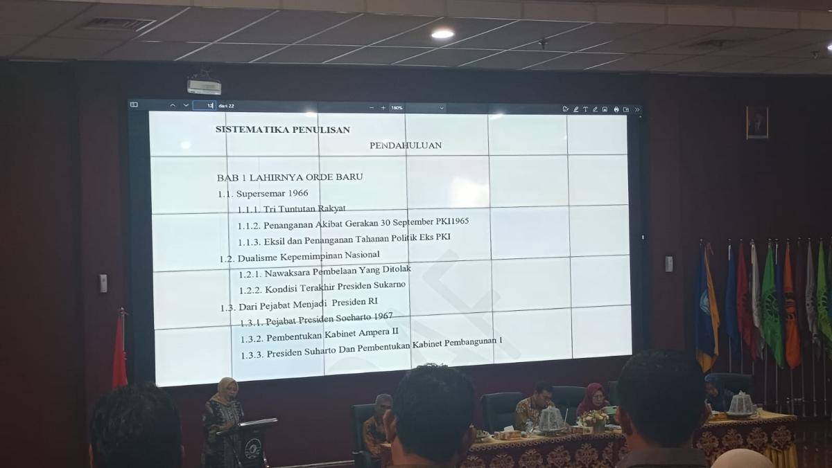 Editor jilid 10, Prof Linda Sunarti, memaparkan isi draf buku Sejarah Indonesia di hadapan peserta diskusi publik buku Sejarah Indonesia 2025 di Universitas Negeri Makassar, Senin (4/8/2025).