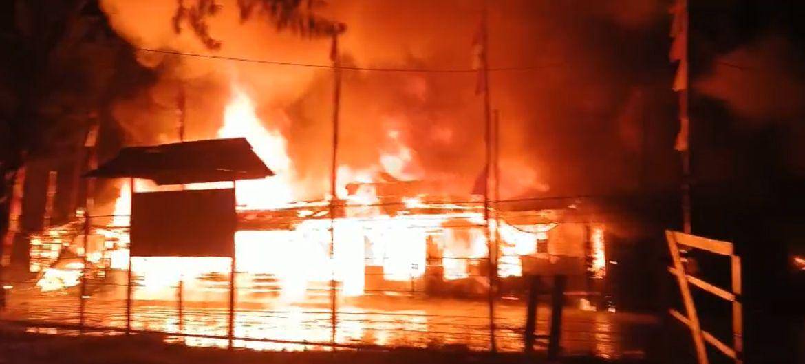 Tampak kobaran api melahap sejumlah bangunan di kawasan Pelabuhan Poumako, Distrik Mimika Timur, Kabupaten Mimika, Papua Tengah, Senin (4/8/2025). (IDN Times/istimewa)