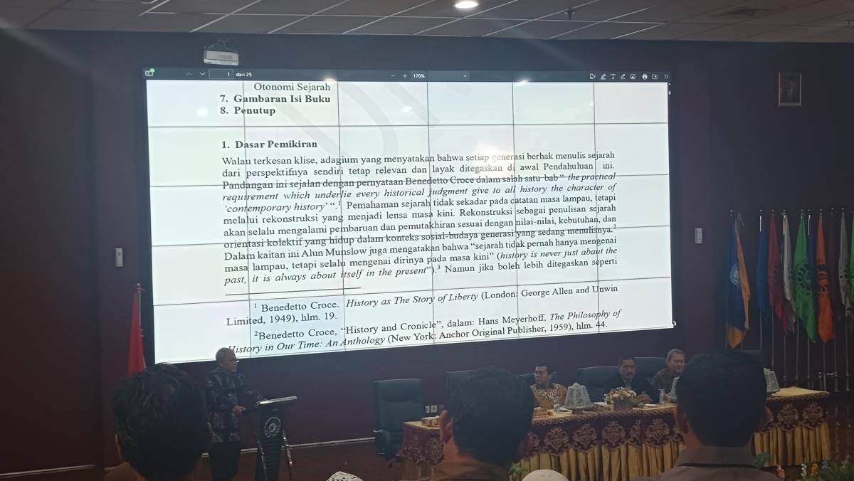 Salah satu editor memaparkan isi draf buku Sejarah Indonesia di hadapan peserta diskusi publik buku Sejarah Indonesia 2025 di Universitas Negeri Makassar, Senin (4/8/2025).