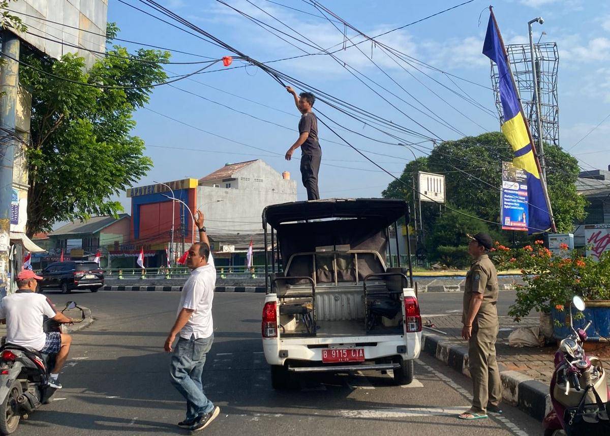 53761menjuntai-hingga-ganggu-lalu-lintas-trantib-kecamatan-ciledug-kota-tangerang-potong-kabel-udara-di-jalan-hasyim-ashari-537611_edit_762868948549343.jpg