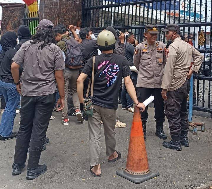 Unjuk rasa mahasiswa di Kejati Sumut