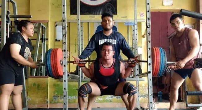 Atlet angkat berat Sumatra Utara saat berlatih