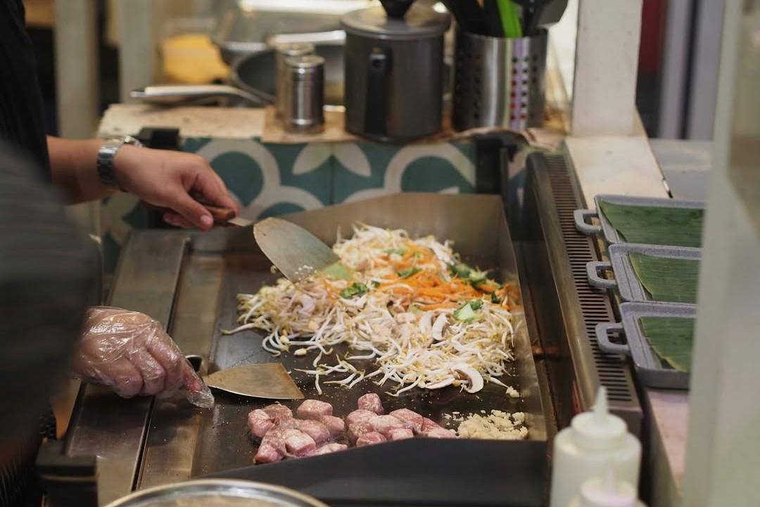 Potret chef Teppanin memasak