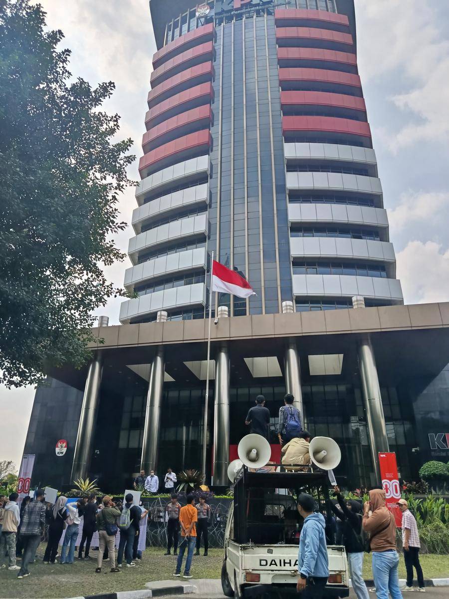 Aliansi Mahasiswa Anti Korupsi Kalimantan Timur (AMAK Kaltim) menggelar aksi di KPK.