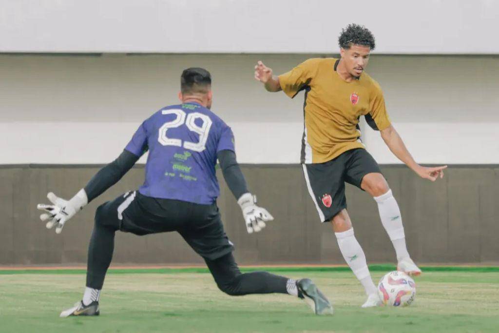 Aksi pemain PSM Makassar, Lucas Dias (kanan), dalam laga uji coba melawan Persita Tangerang di Indomilk Arena Tangeran Selatan pada 15 Juli 2025.