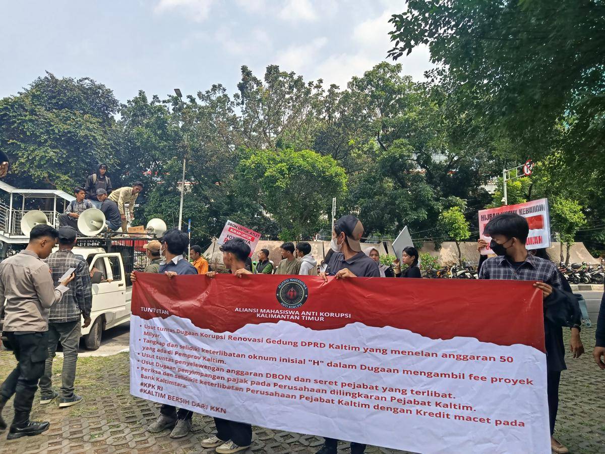 WhatsApAliansi Mahasiswa Anti Korupsi Kalimantan Timur (AMAK Kaltim) menggelar aksi di KPK.p Image 2025-08-04 at 14.46.05.jpeg