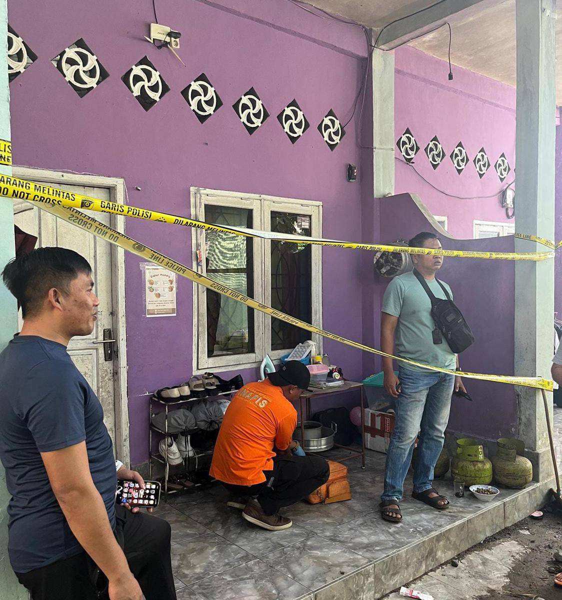 Polres Lombok Tengah memasang garis polisi di tempat kejadian perkara yang terletak di Semayan Kecamatan Praya Lombok Tengah, Minggu (3/8/2025). (dok. Istimewa)