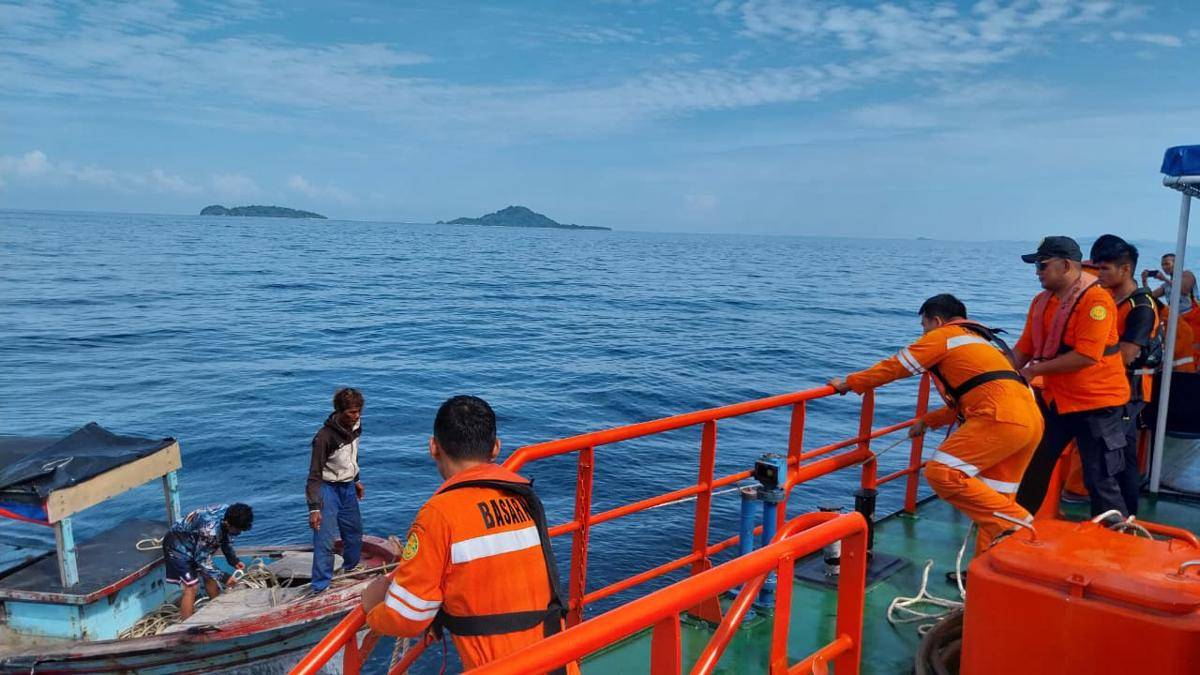 Tim Basarnas Padang mengevakuasi kapal KM Rezki yang hilang (Foto: Basarnas Padang)