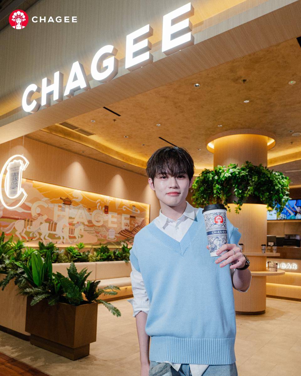 CHENLE 'NCT' berada di gerai CHAGEE terbaru di Gandaria City.