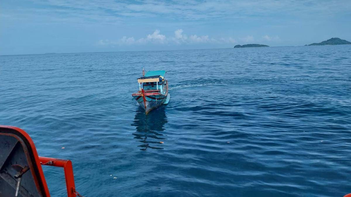 Tim Basarnas Padang mengevakuasi kapal KM Rezki yang hilang (Foto: Basarnas Padang)