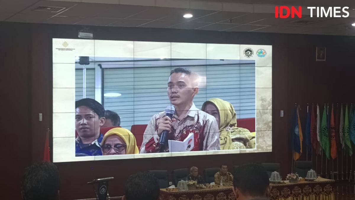 Mujahidin Musa menyampaikan kritik dalam Diskusi Publik Draf Penulisan Buku Sejarah Indonesia di Universitas Negeri Makassar, Senin (4/8/2025).