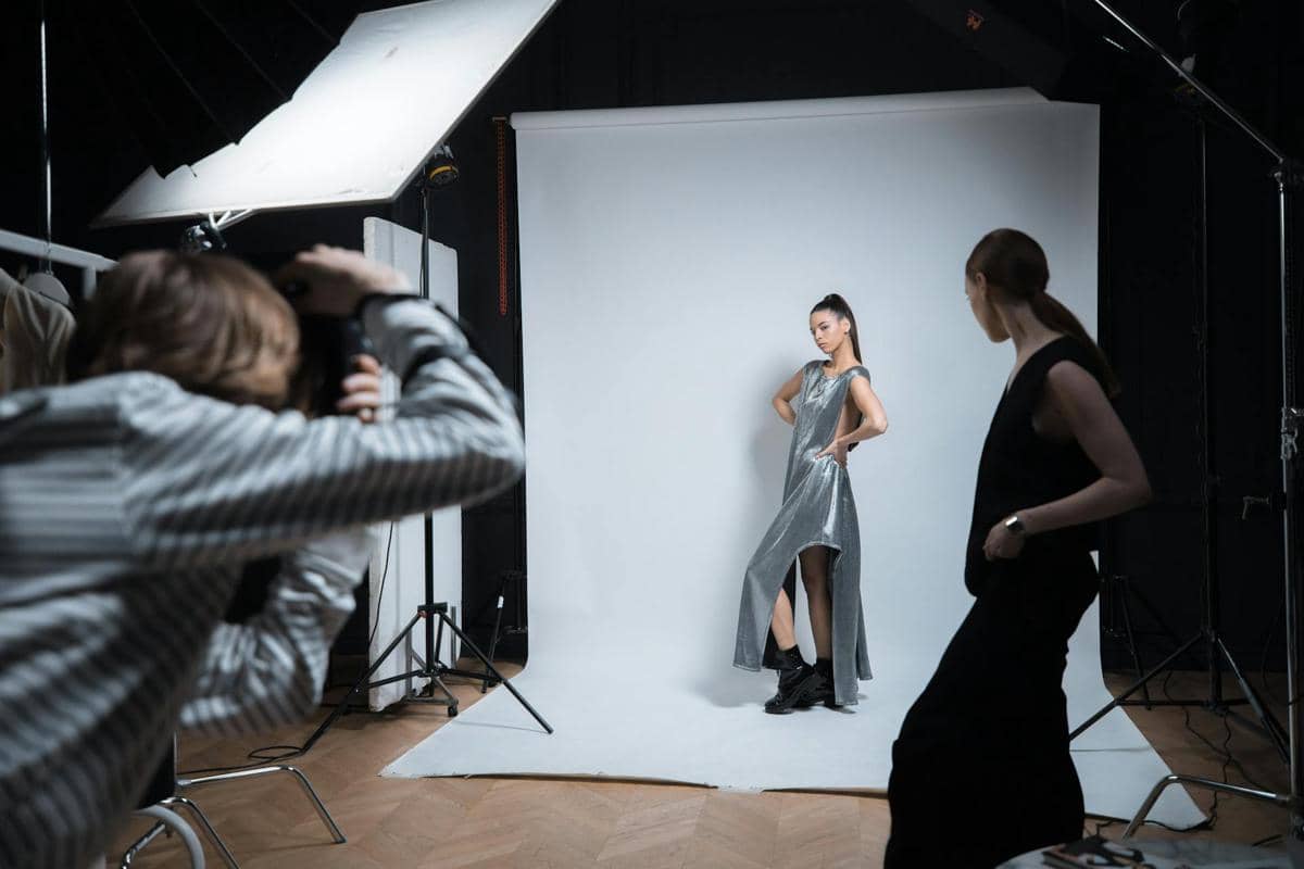 ilustrasi magang di studio foto