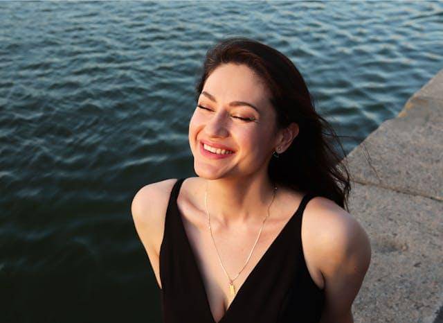 Ilustrasi seorang wanita tersenyum bahagia