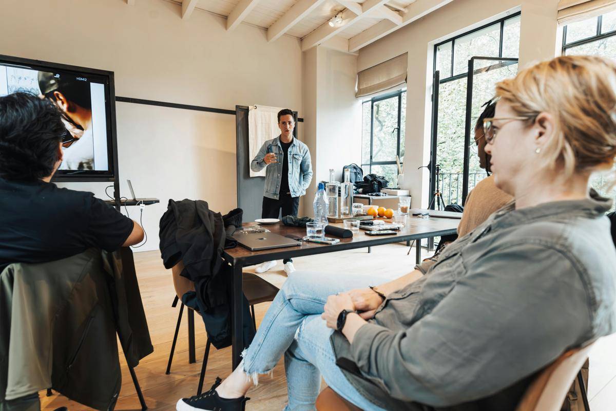 Ilustrasi workshop tema kemerdekaan (pexels.com/Matheus Bertelli)