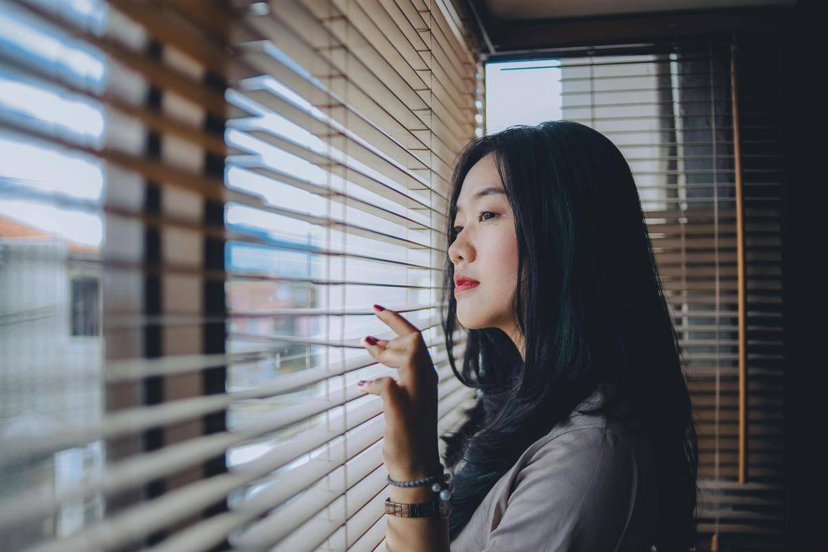 ilustrasi wanita sedang berusaha move on (pexels.com/Doci)