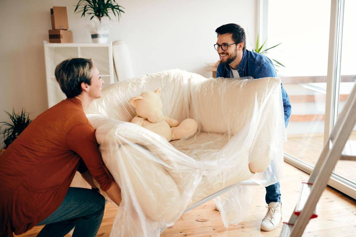 Ilustrasi memindahkan sofa