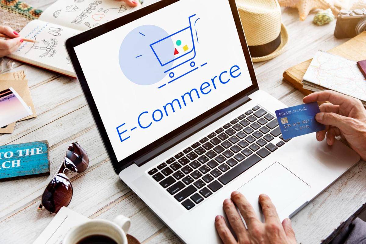 Ilustrasi membuka e-commerce di laptop (freepik.com/rawpixel.com)