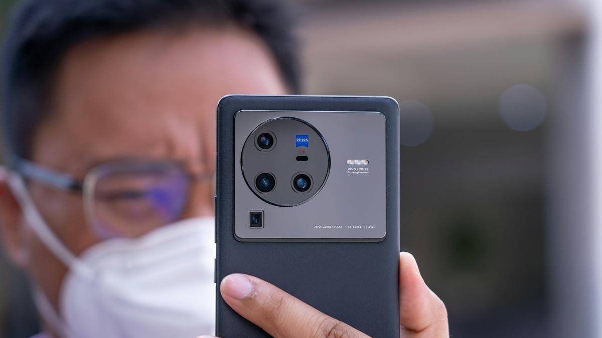 HP vivo dengan kamera premium (unsplash.com/@amanz)