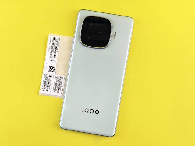 potret HP iQOO (unsplash.com/@zelebb)