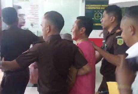 Kadinkes kabupaten Kupang, Robert Amheka, ditahan Kejaksaan Negeri Kabupaten Kupang. (Dok Kejari Kabupaten Kupang)