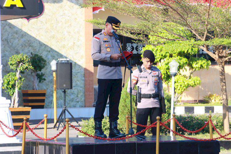 Kapolres Sikka, AKBP Bambang Supeno, memimpin upacara PTDH terhadap dua anggotanya. (Dok Polres Sikka)