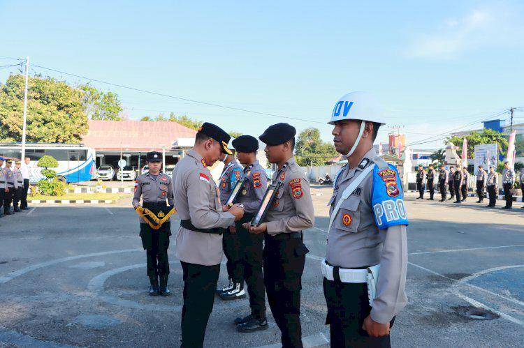Kapolres Sikka, AKBP Bambang Supeno, mencoret potret anggota yang dipecat saat upacara PTDH secara in absentia. (Dok Polres Sikka)