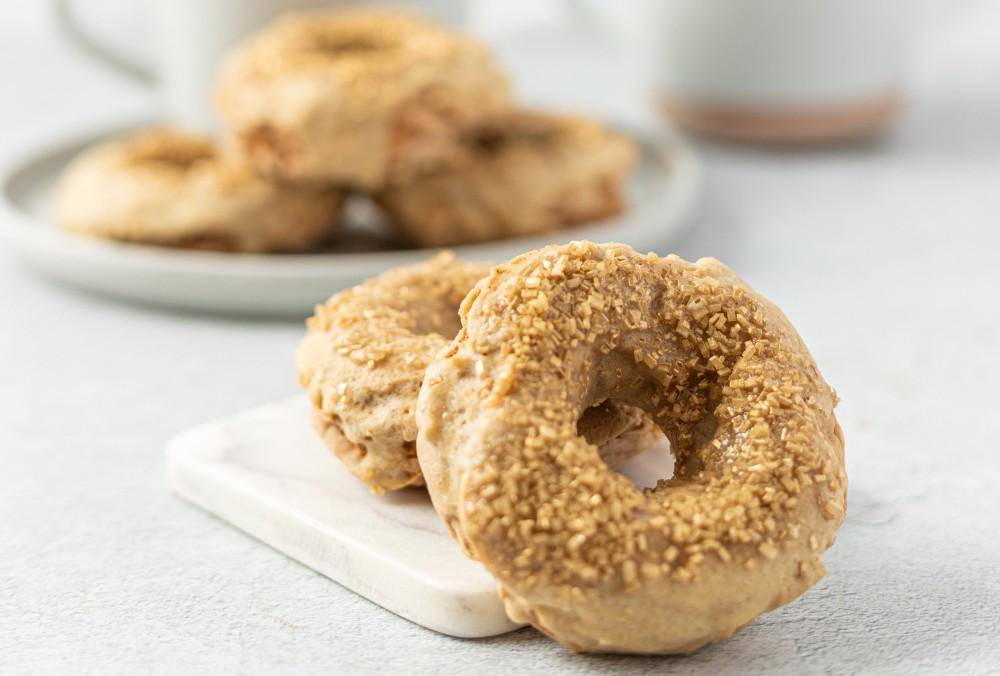 ilustrasi donat pisang wijen (freepik.com/sarahjgualtieri1)