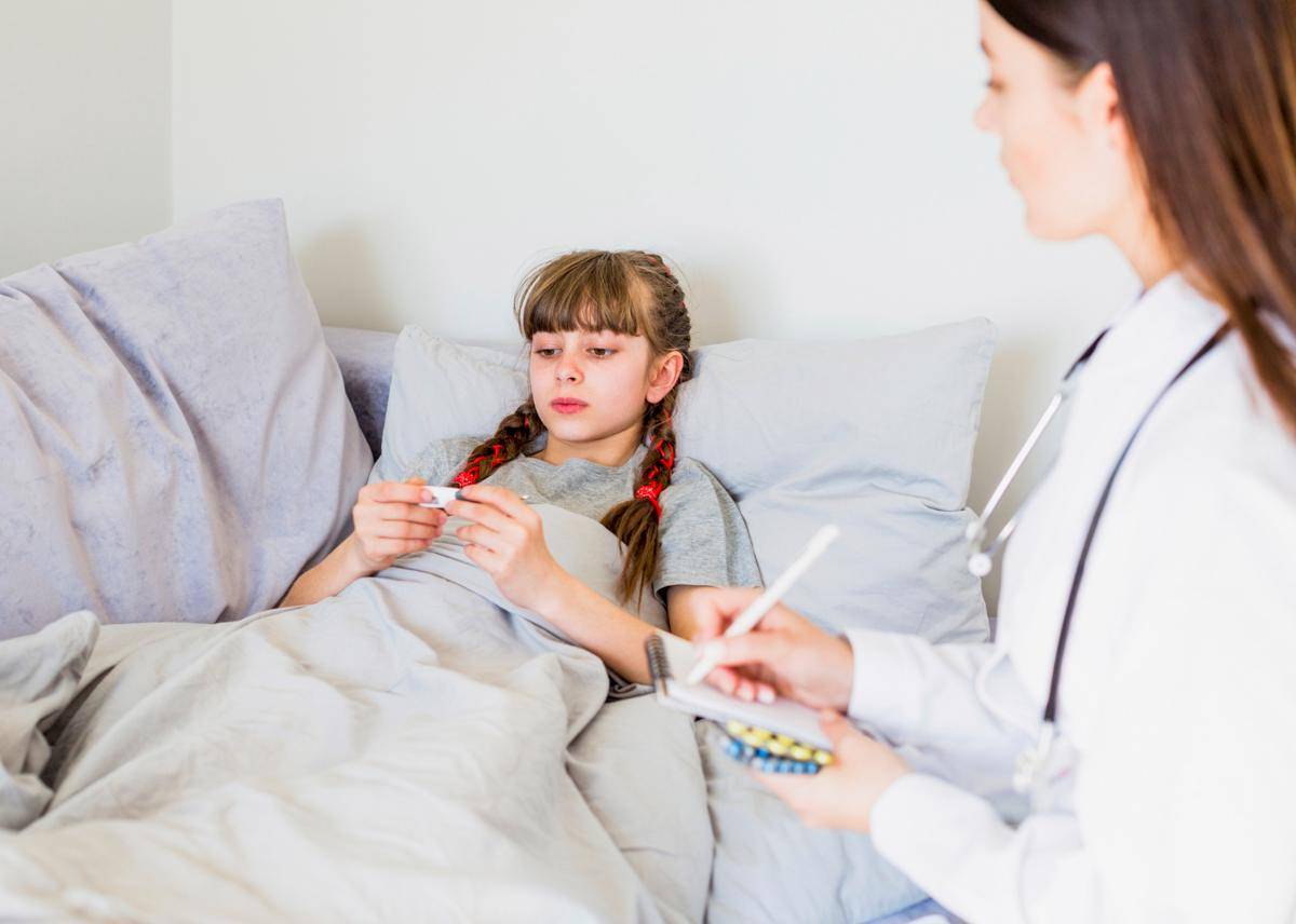 Ilustrasi anak demam diperiksa dokter. (freepik.com)