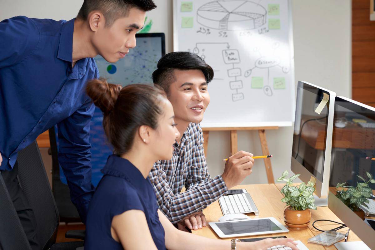 Ilustrasi berdiskusi di kantor (freepik.com/pressfoto)