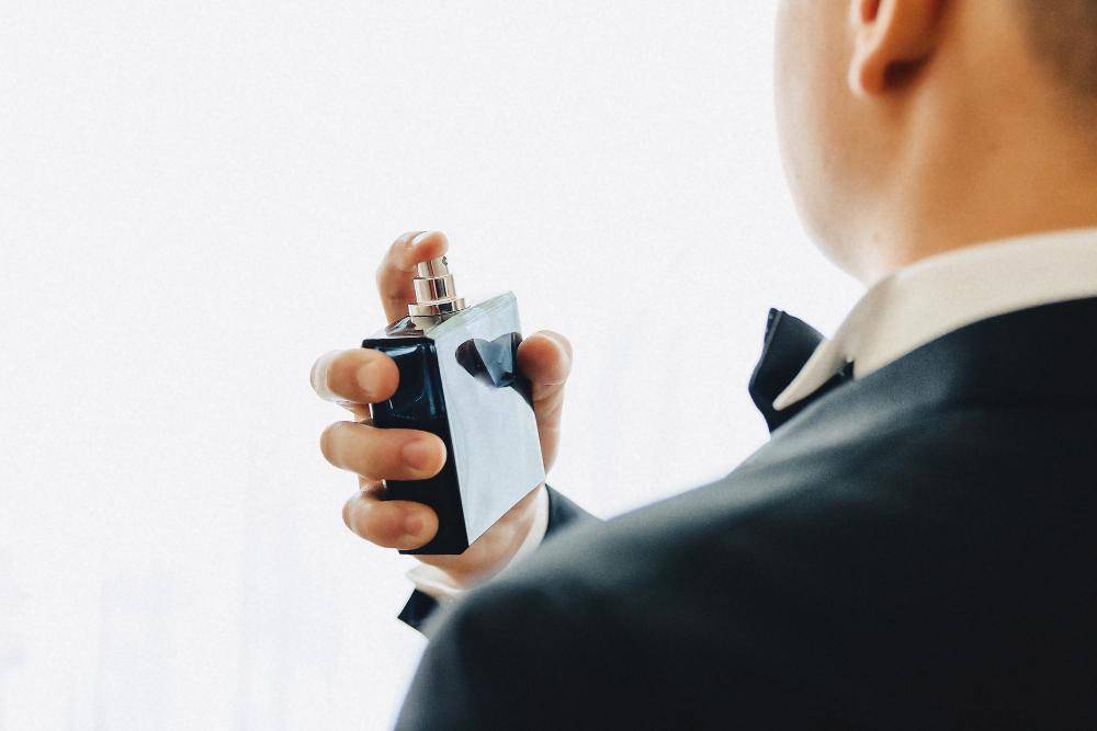 ilustrasi memakai parfum