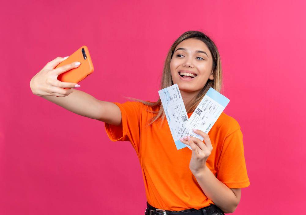 ilustrasi selfie dengan tiket pesawat