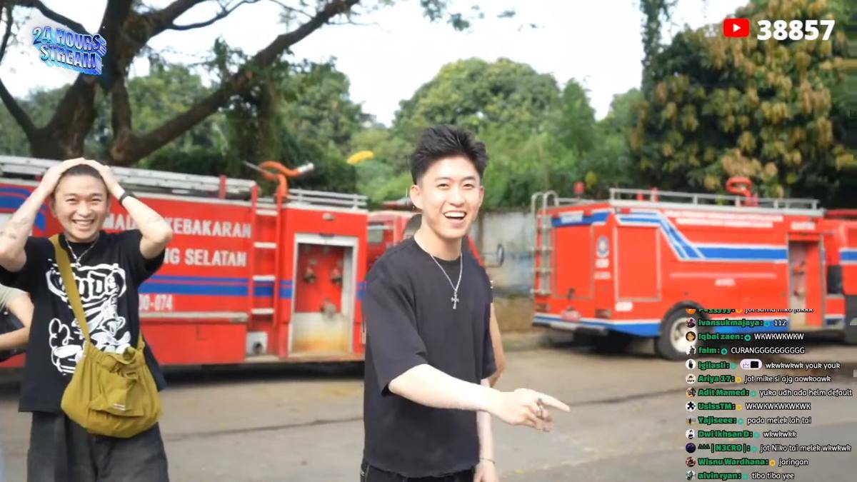 Rich Brian latihan jadi petugas damkar