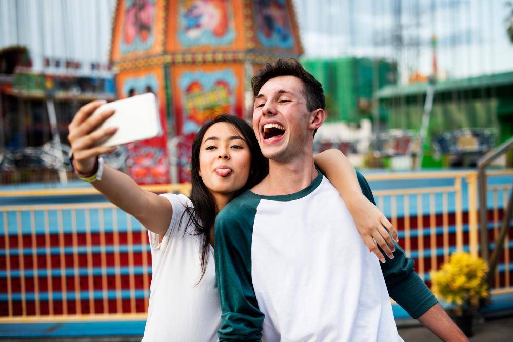 ilustrasi selfie dengan pasangan