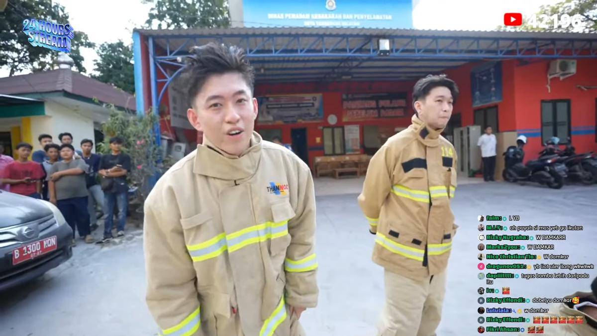 Rich Brian latihan jadi petugas damkar