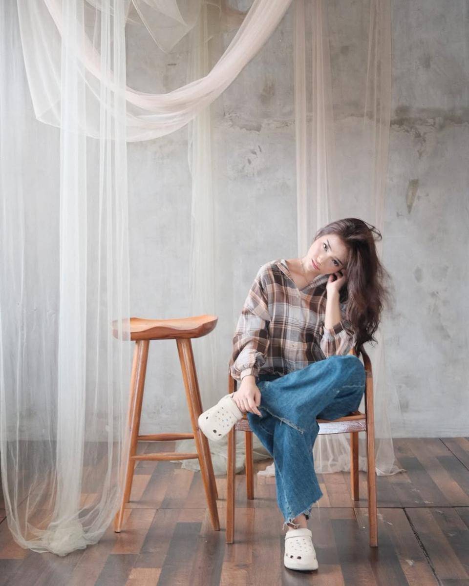 ide outfit kuliah ala Fujianti Utami (instagram.com/fuji_an)