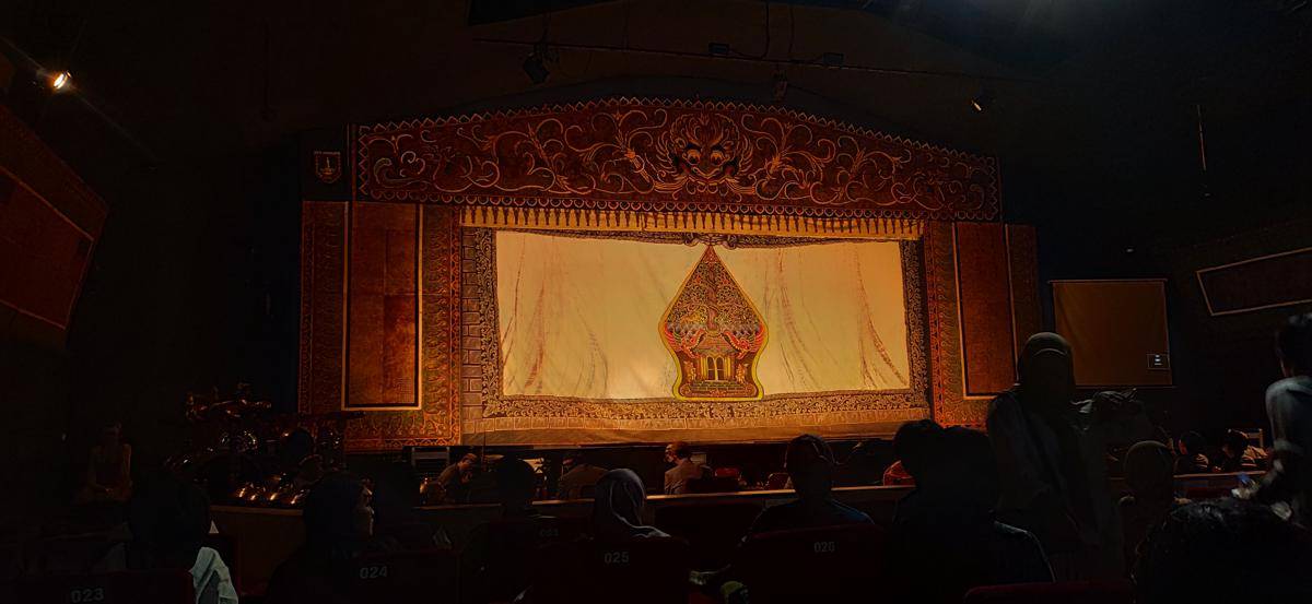 ilustrasi menonton pagelaran wayang 