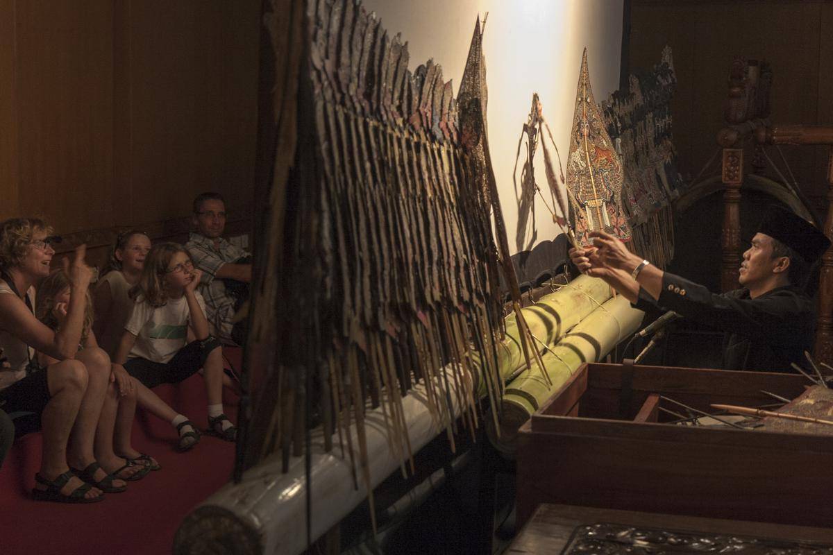 ilustrasi pementasan wayang kulit 