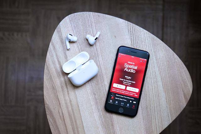 ilustrasi aplikasi Apple Music (unsplash.com/Auguras Pipiras)