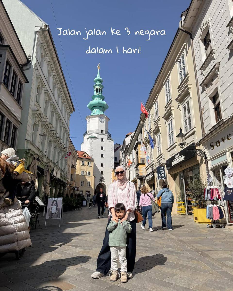 gaya OOTD ibu dan anak ala Mega Iskanti (instagram.com/megaiskanti)