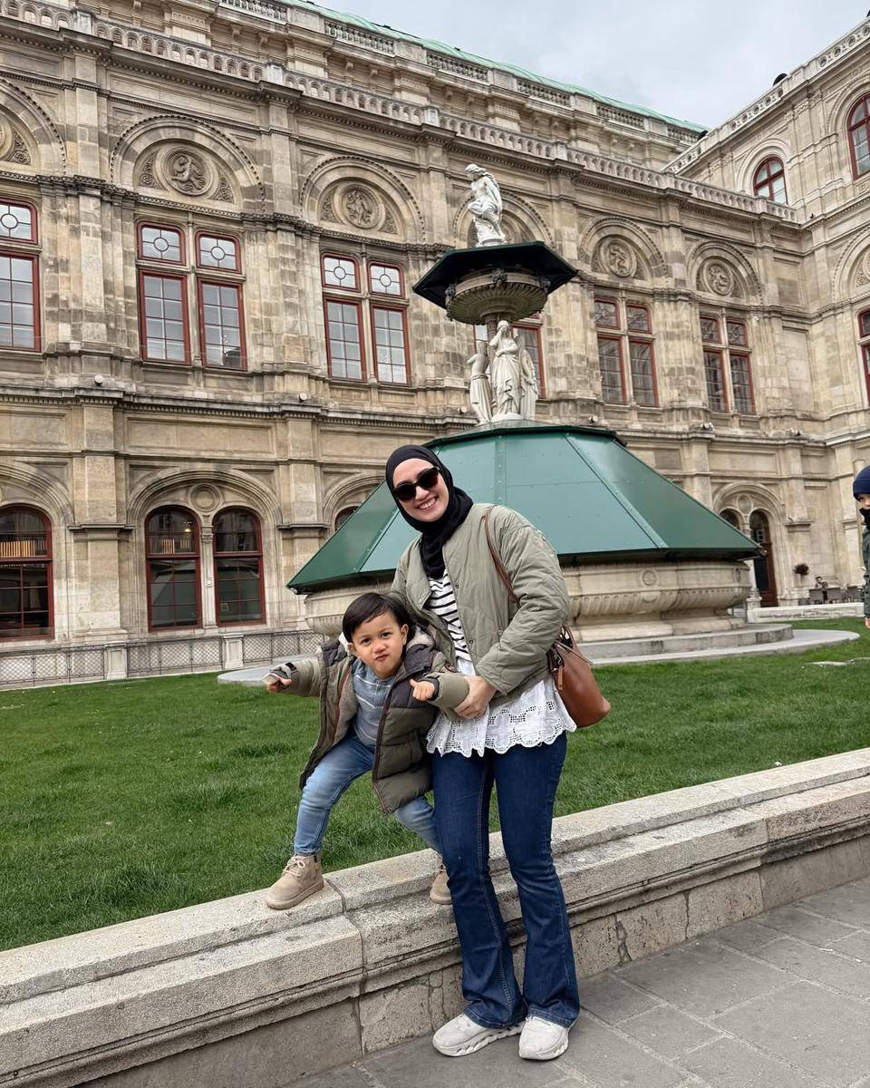 gaya OOTD ibu dan anak ala Mega Iskanti (instagram.com/megaiskanti)