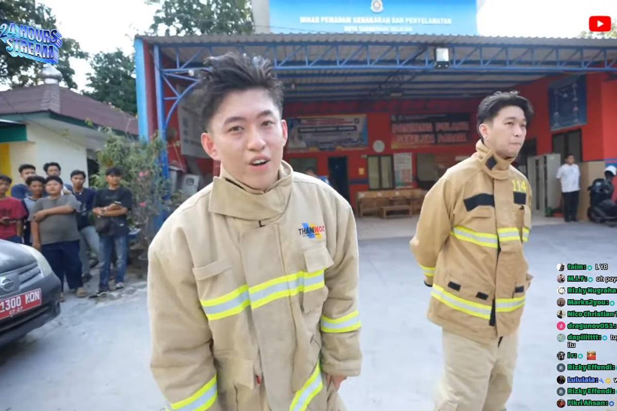 Rich Brian latihan jadi petugas damkar