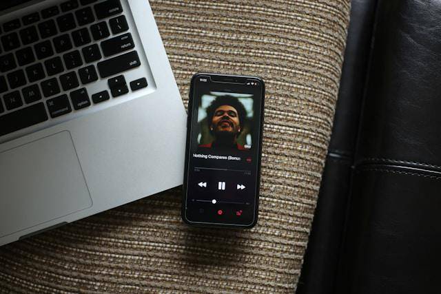ilustrasi aplikasi pemutar musik (unsplash.com/Giorgio Trovato)