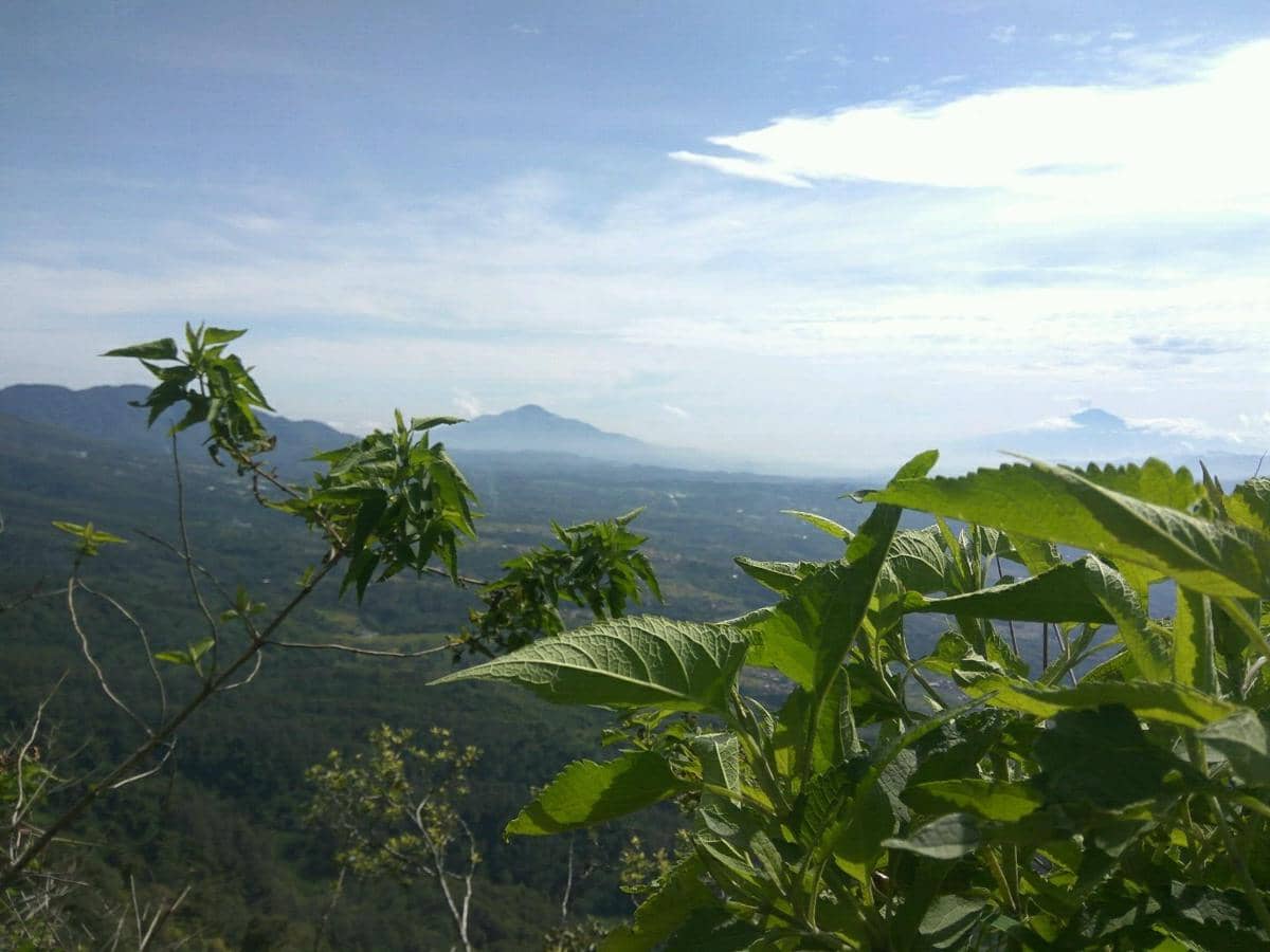 potret gunung Manglayang (commons.m.wikimedia.org/Suteji)