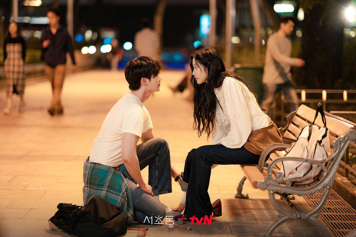 Lee Jong Suk dan Moon Ga Young di Law and the City (x.com/CJnDrama)