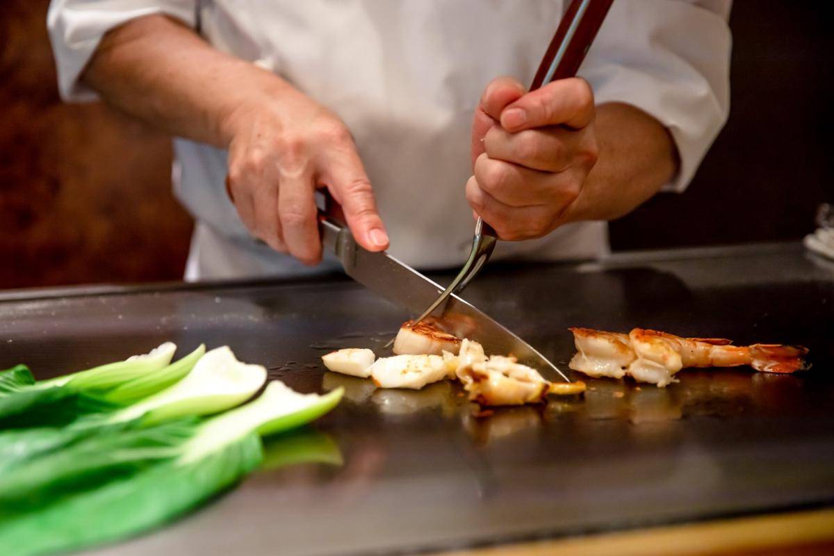 ilustrasi koki membuat seafood teppanyaki (photo-ac.com/cat_kazumi)