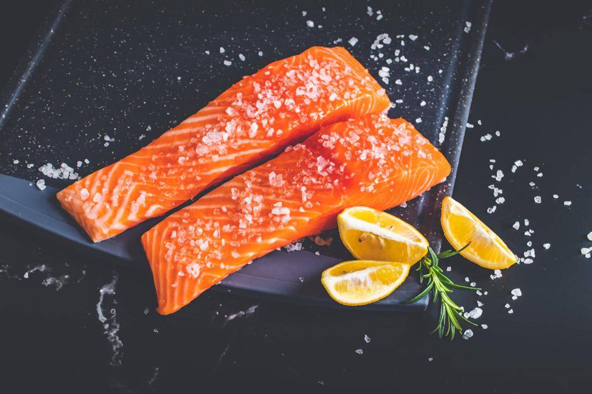 ilustrasi irisan daging ikan salmon (pexels.com/anastasia-yudin)