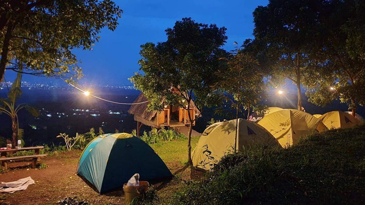 suasana camping ground saat malam hari di Puncak Rembangan